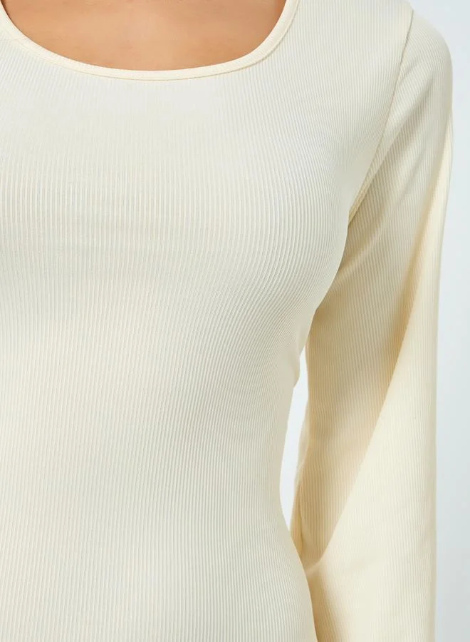 ستايلي فستان طويل بياقة دائرية وتفاصيل ربطة خلفية